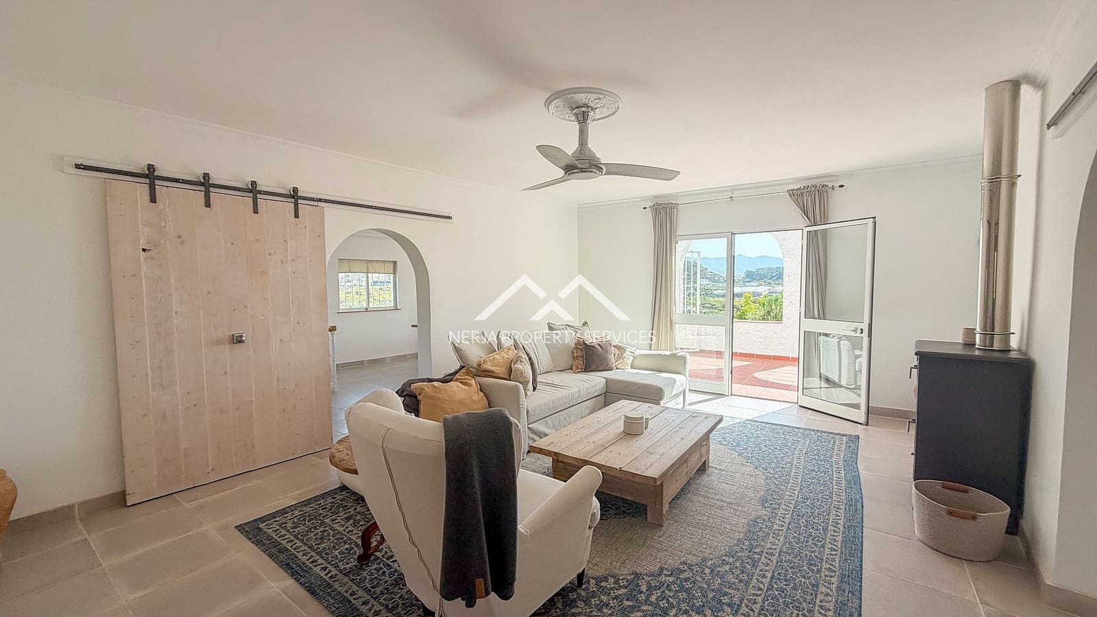 5 makuuhuone Huvila myytävänä paikassa Nerja mukana uima-altaan 
autotalli - 1 179 000 € (Ref: 9798132)