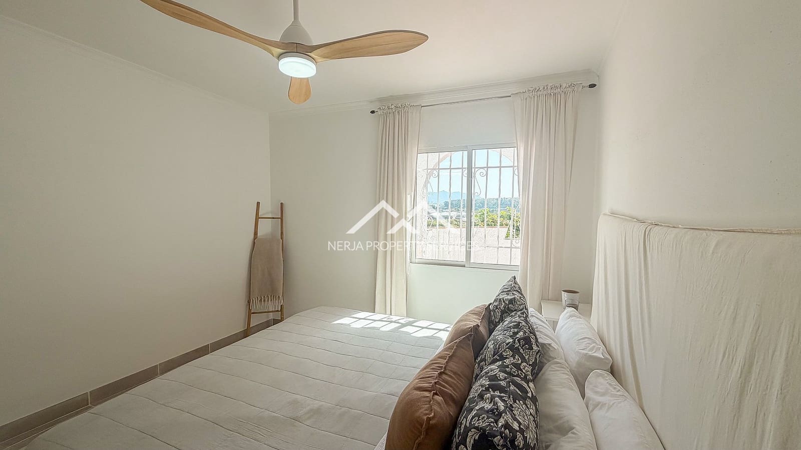 5 makuuhuone Huvila myytävänä paikassa Nerja mukana uima-altaan 
autotalli - 1 179 000 € (Ref: 9798132)