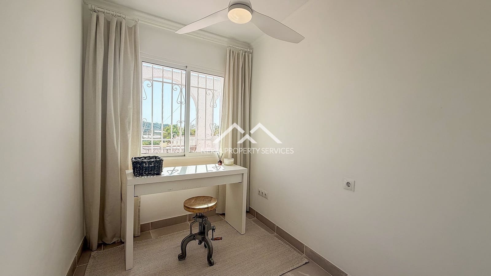 5 makuuhuone Huvila myytävänä paikassa Nerja mukana uima-altaan 
autotalli - 1 179 000 € (Ref: 9798132)