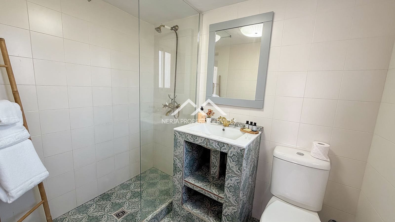 5 makuuhuone Huvila myytävänä paikassa Nerja mukana uima-altaan 
autotalli - 1 179 000 € (Ref: 9798132)