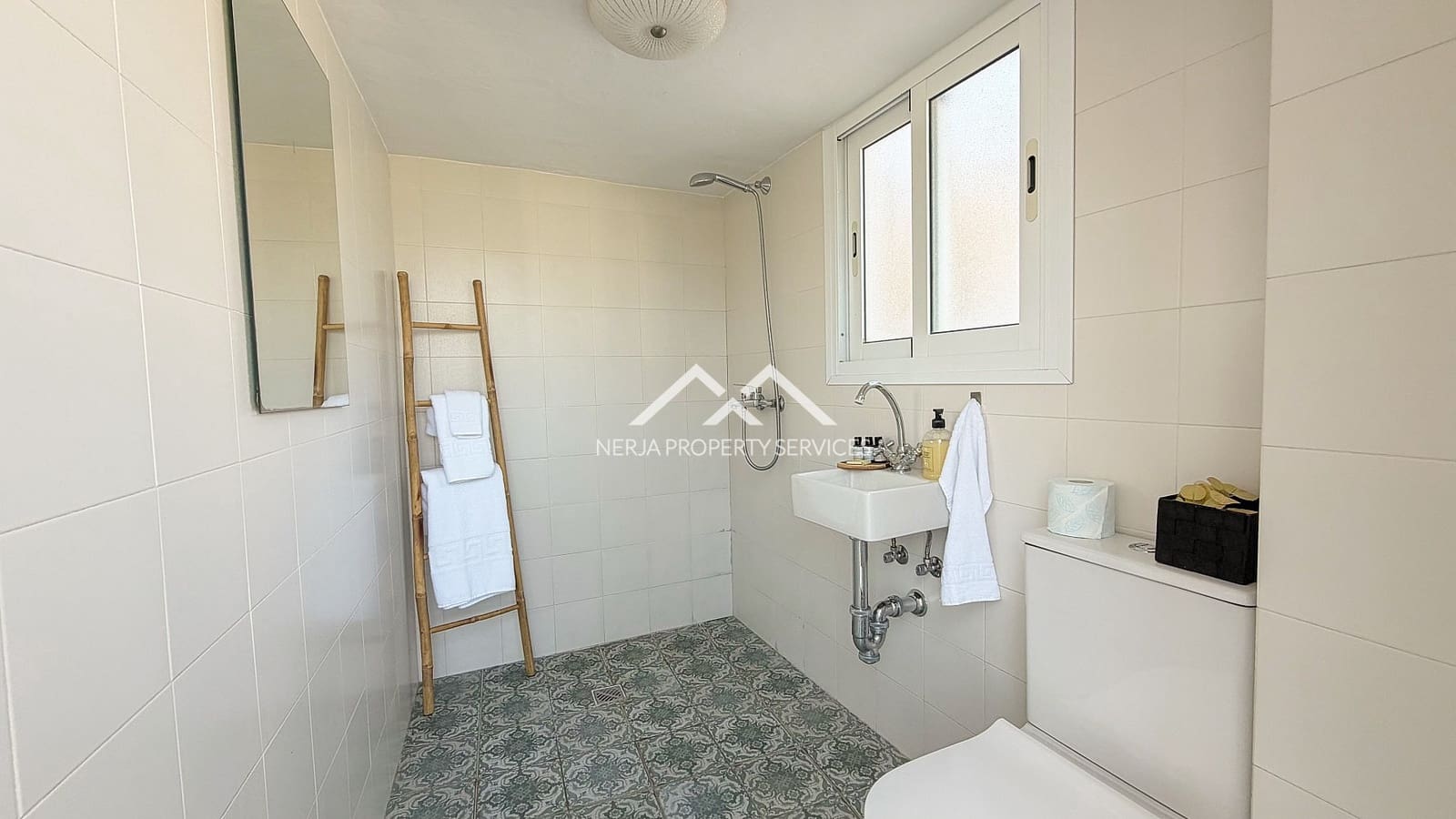 5 makuuhuone Huvila myytävänä paikassa Nerja mukana uima-altaan 
autotalli - 1 179 000 € (Ref: 9798132)