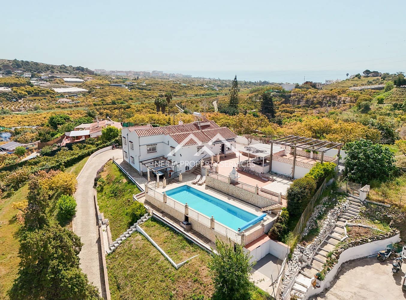 5 makuuhuone Huvila myytävänä paikassa Nerja mukana uima-altaan 
autotalli - 1 179 000 € (Ref: 9798132)