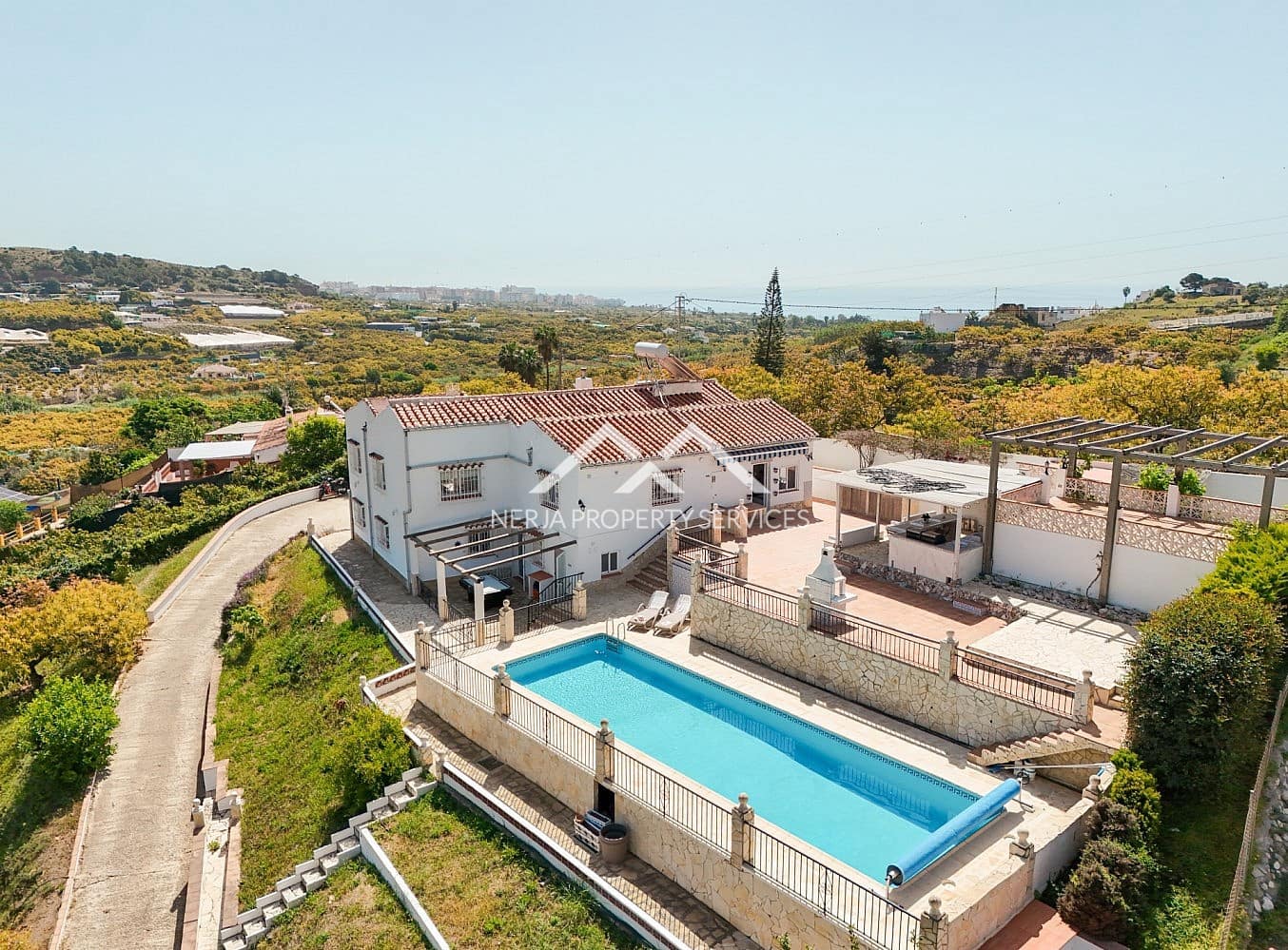 5 makuuhuone Huvila myytävänä paikassa Nerja mukana uima-altaan 
autotalli - 1 179 000 € (Ref: 9798132)