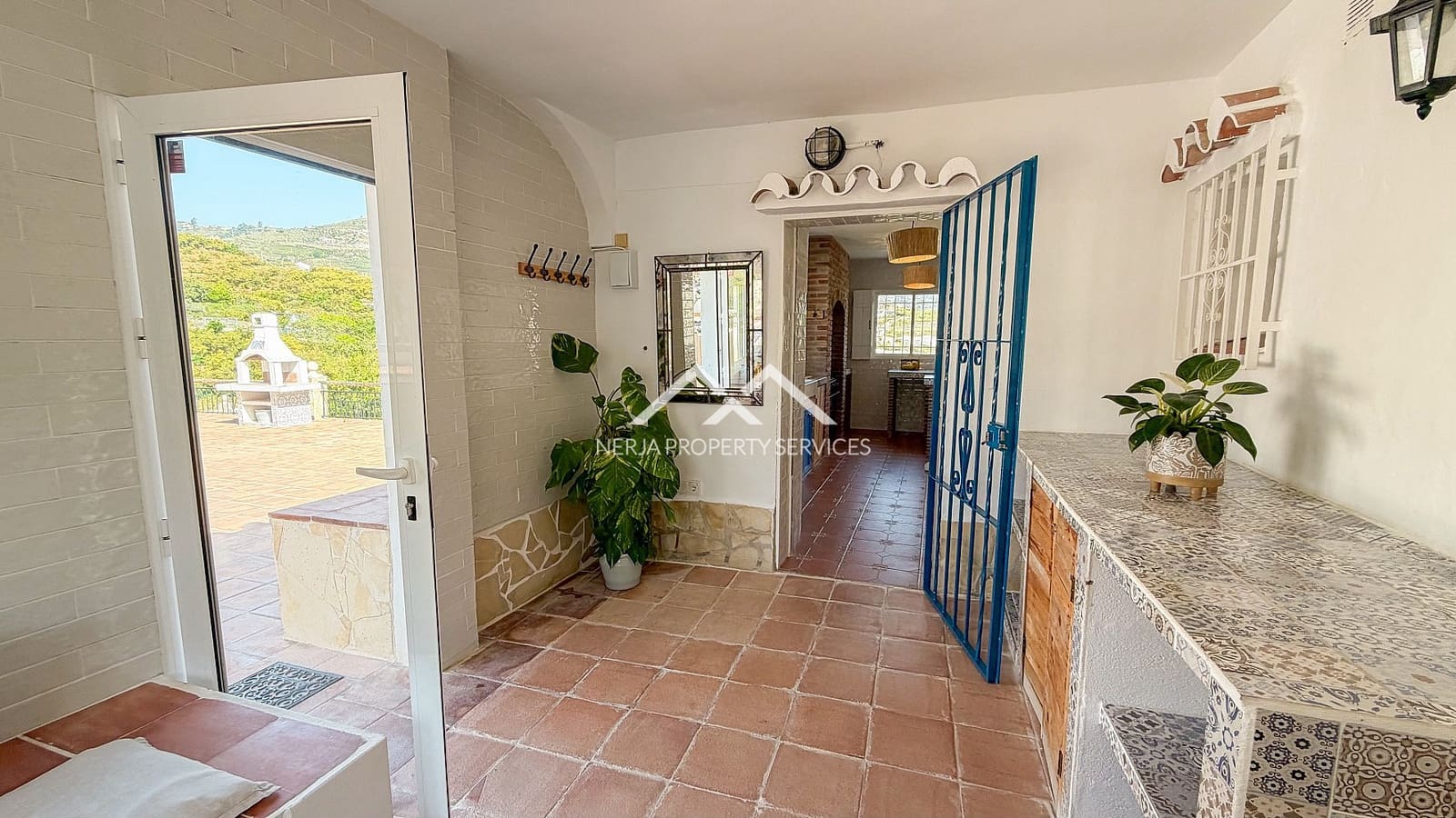 5 makuuhuone Huvila myytävänä paikassa Nerja mukana uima-altaan 
autotalli - 1 179 000 € (Ref: 9798132)