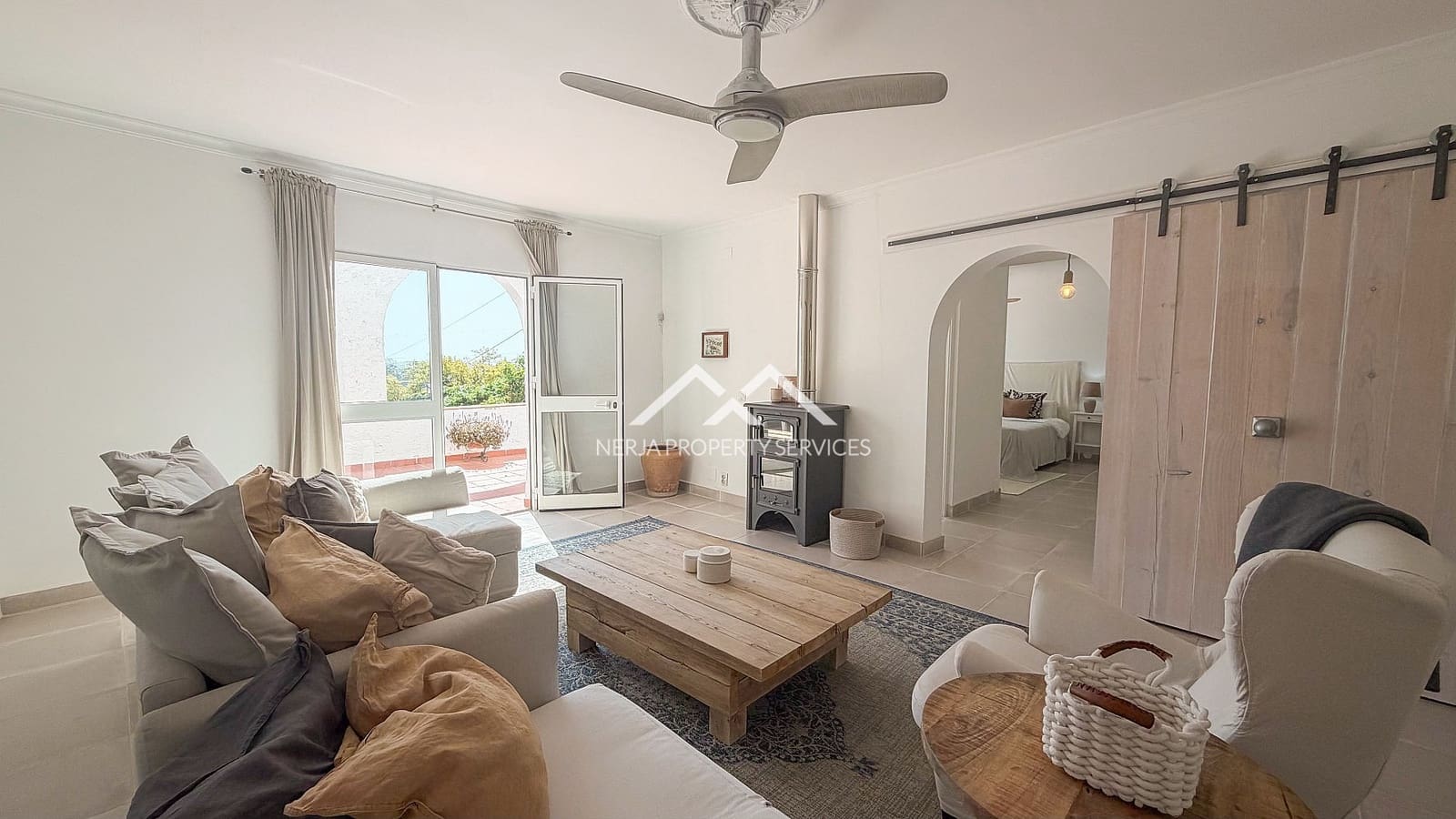 5 makuuhuone Huvila myytävänä paikassa Nerja mukana uima-altaan 
autotalli - 1 179 000 € (Ref: 9798132)