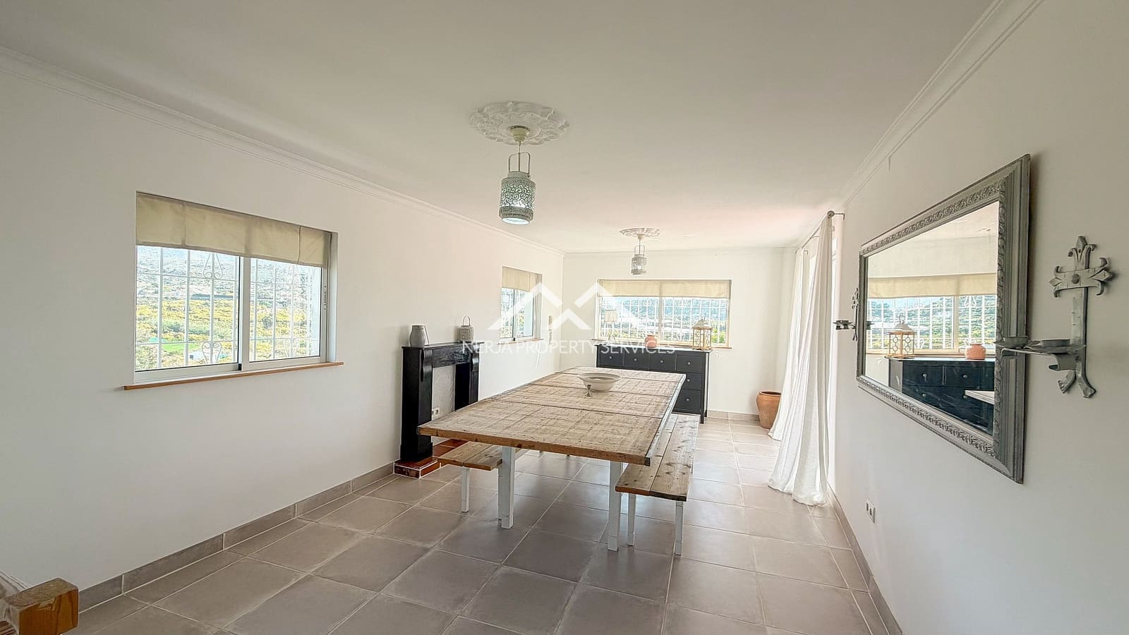 5 makuuhuone Huvila myytävänä paikassa Nerja mukana uima-altaan 
autotalli - 1 179 000 € (Ref: 9798132)