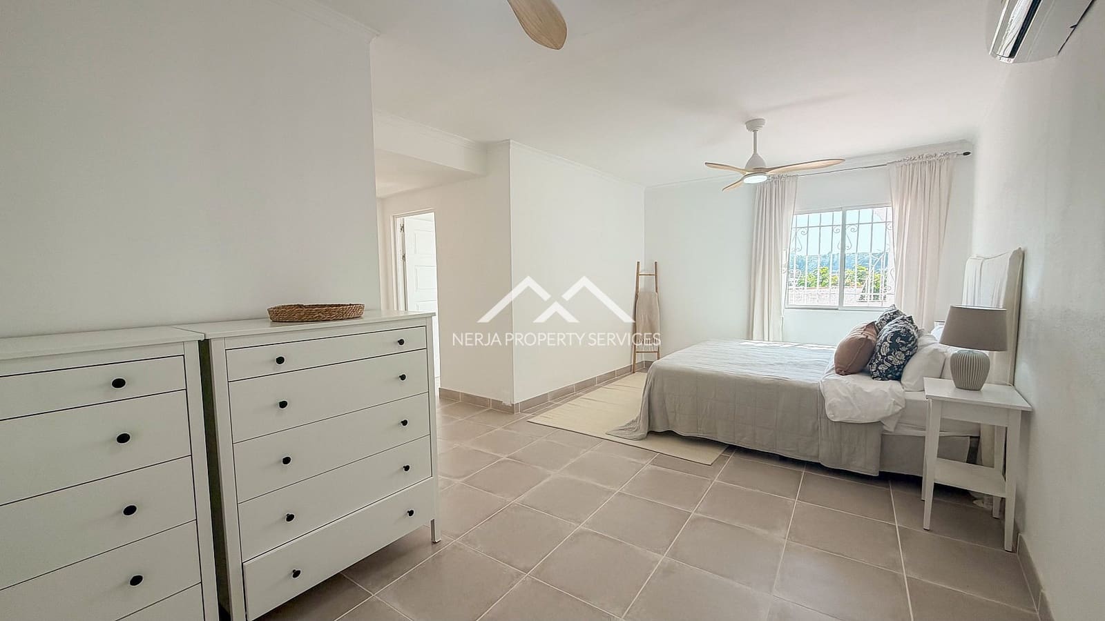 5 makuuhuone Huvila myytävänä paikassa Nerja mukana uima-altaan 
autotalli - 1 179 000 € (Ref: 9798132)