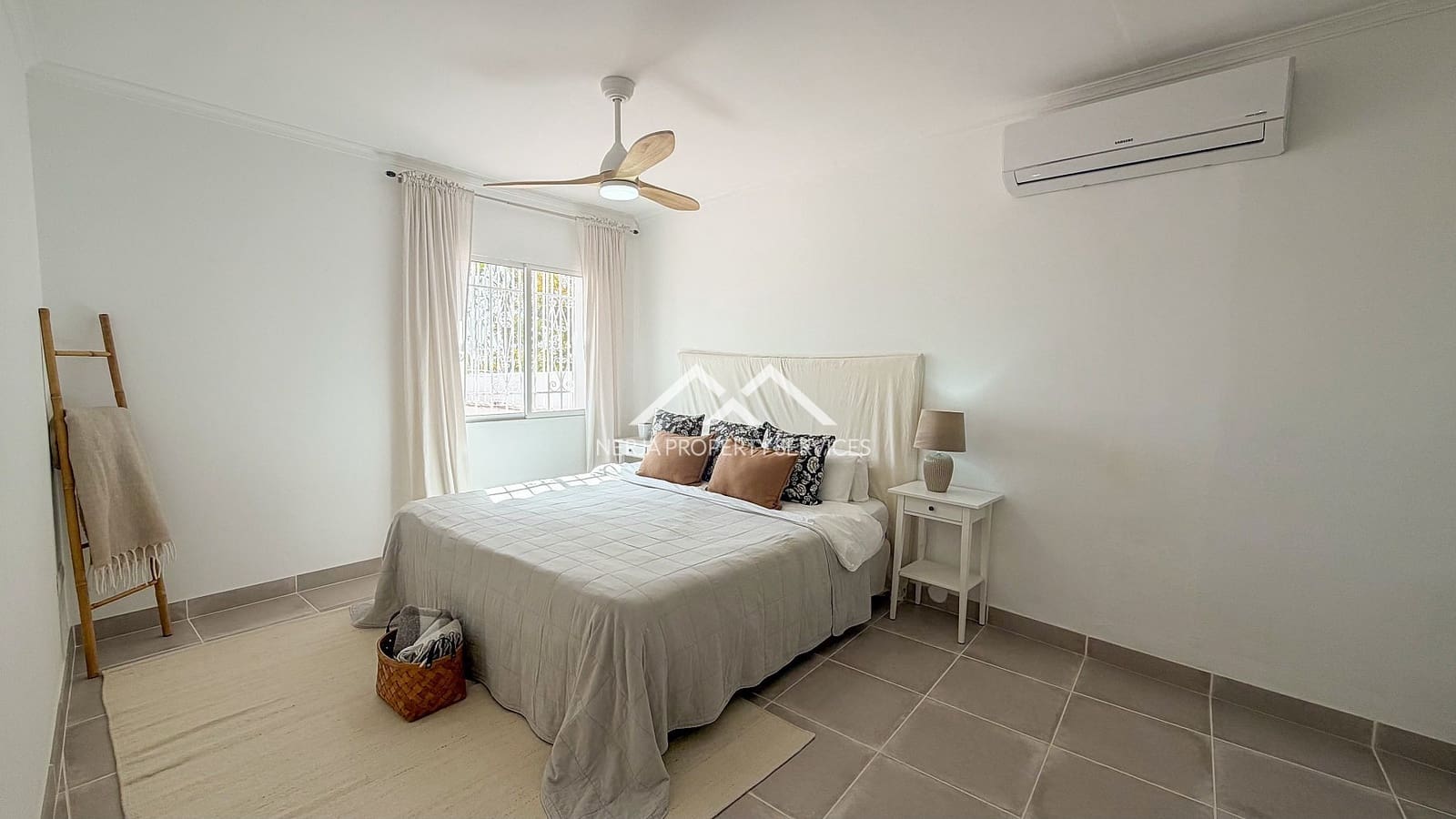 5 makuuhuone Huvila myytävänä paikassa Nerja mukana uima-altaan 
autotalli - 1 179 000 € (Ref: 9798132)