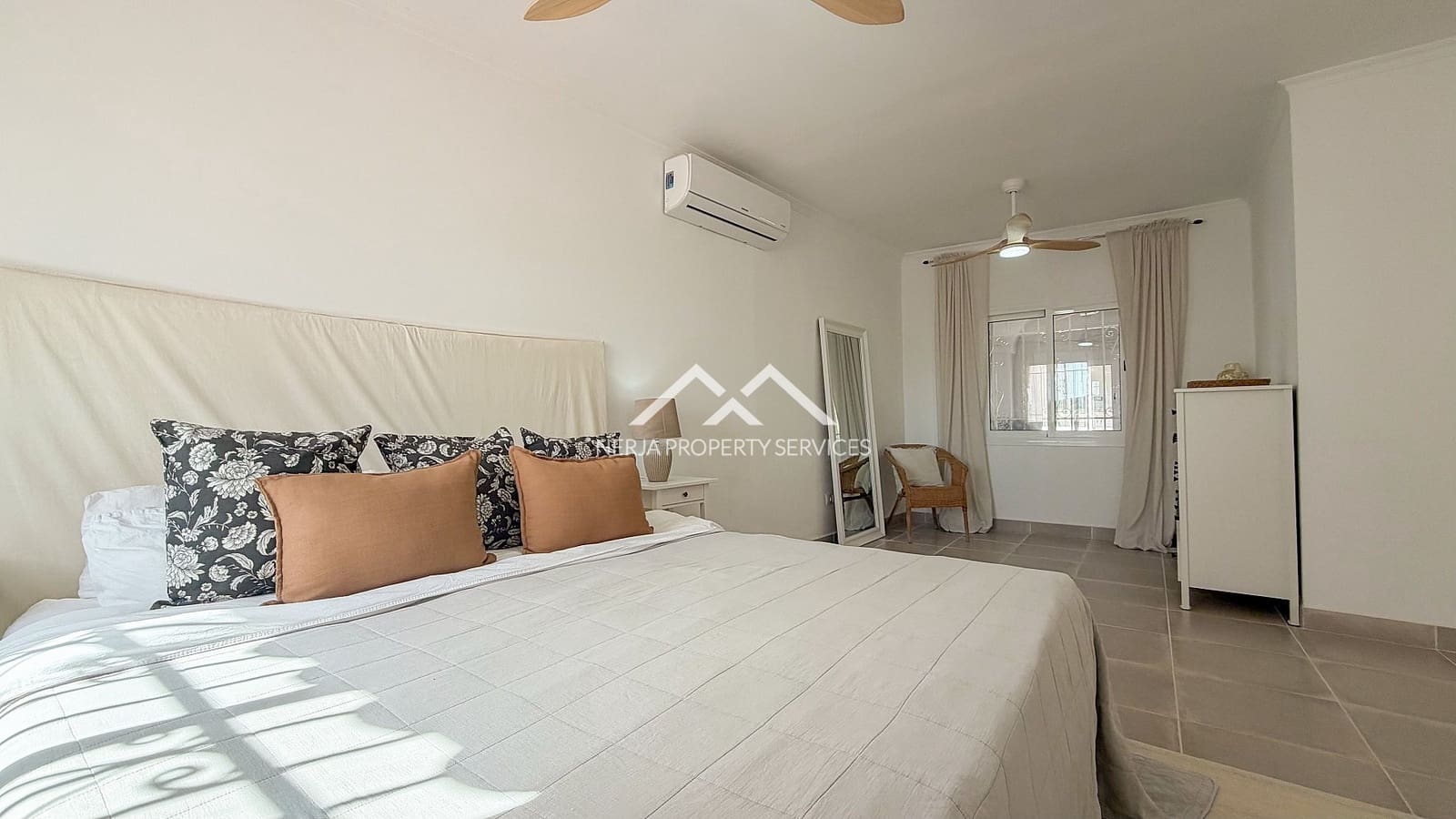 5 makuuhuone Huvila myytävänä paikassa Nerja mukana uima-altaan 
autotalli - 1 179 000 € (Ref: 9798132)