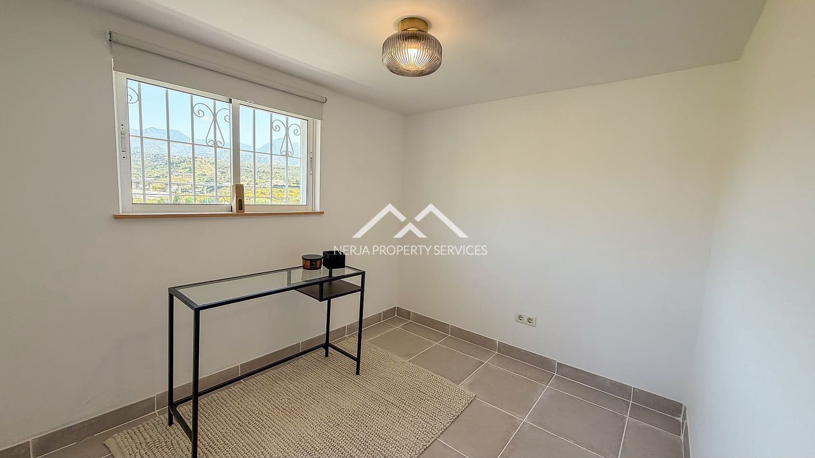 5 makuuhuone Huvila myytävänä paikassa Nerja mukana uima-altaan 
autotalli - 1 179 000 € (Ref: 9798132)