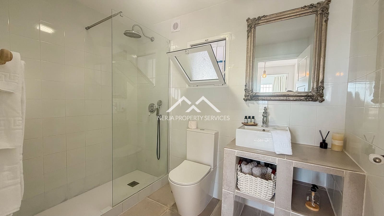 5 makuuhuone Huvila myytävänä paikassa Nerja mukana uima-altaan 
autotalli - 1 179 000 € (Ref: 9798132)