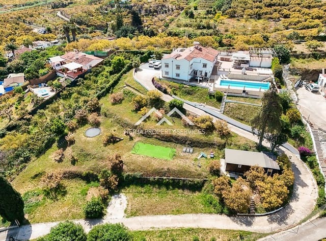 5 makuuhuone Huvila myytävänä paikassa Avda Pescia - Ctra de Frigiliana, Nerja mukana uima-altaan 
autotalli - 1 179 000 € (Ref: 9798132)