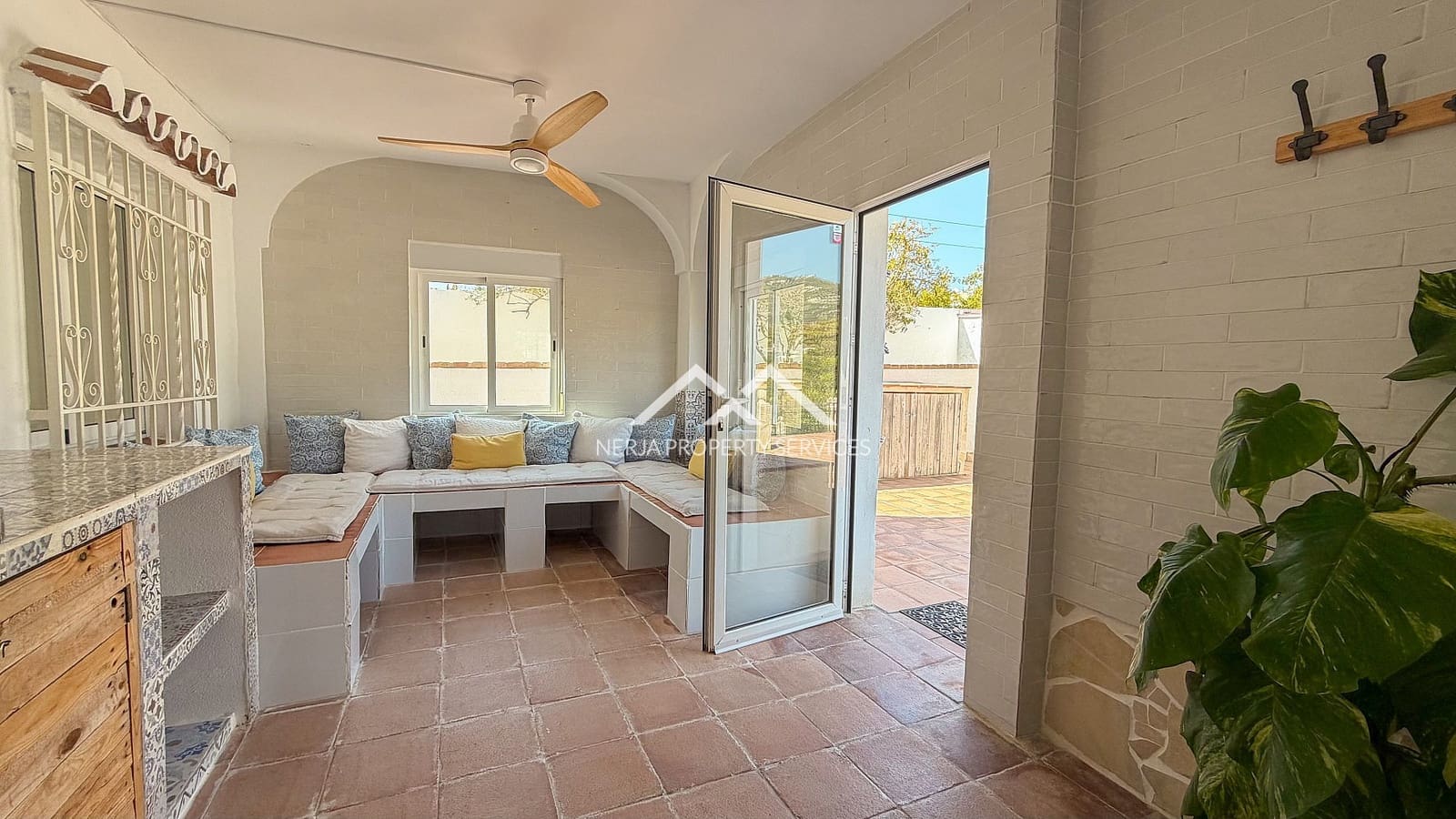 5 makuuhuone Huvila myytävänä paikassa Nerja mukana uima-altaan 
autotalli - 1 179 000 € (Ref: 9798132)