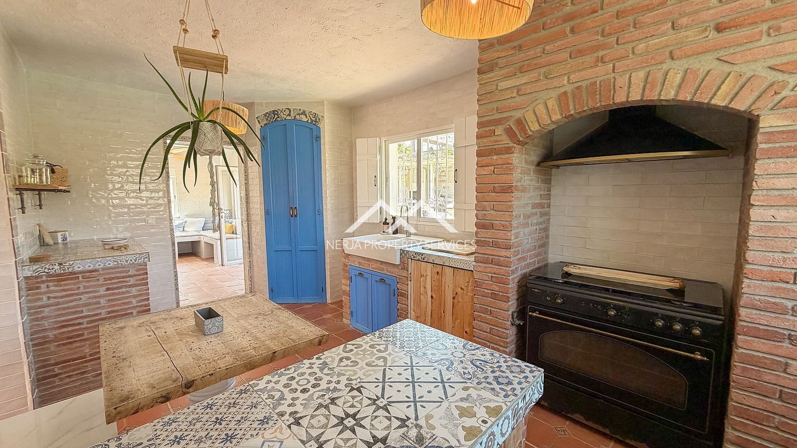 5 makuuhuone Huvila myytävänä paikassa Nerja mukana uima-altaan 
autotalli - 1 179 000 € (Ref: 9798132)