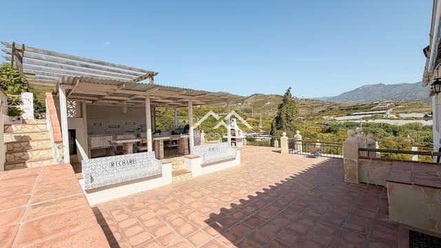 5 makuuhuone Huvila myytävänä paikassa Avda Pescia - Ctra de Frigiliana, Nerja mukana uima-altaan 
autotalli - 1 179 000 € (Ref: 9798132)