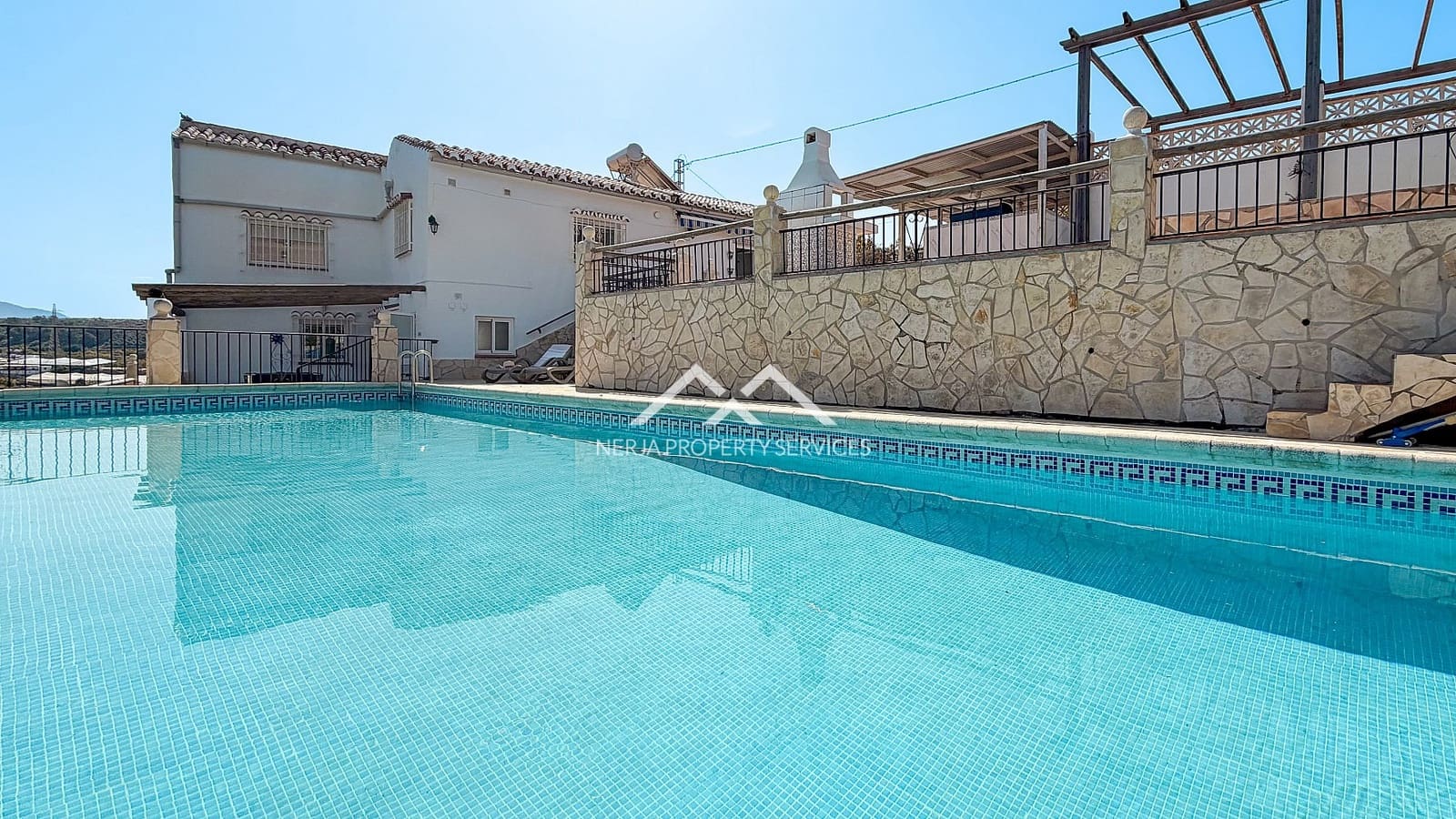 5 makuuhuone Huvila myytävänä paikassa Nerja mukana uima-altaan 
autotalli - 1 179 000 € (Ref: 9798132)