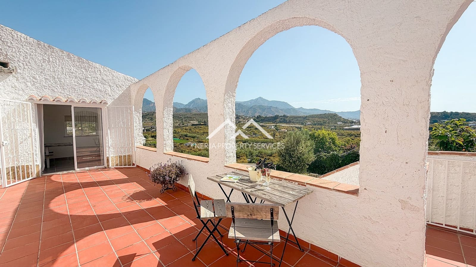 5 makuuhuone Huvila myytävänä paikassa Nerja mukana uima-altaan 
autotalli - 1 179 000 € (Ref: 9798132)