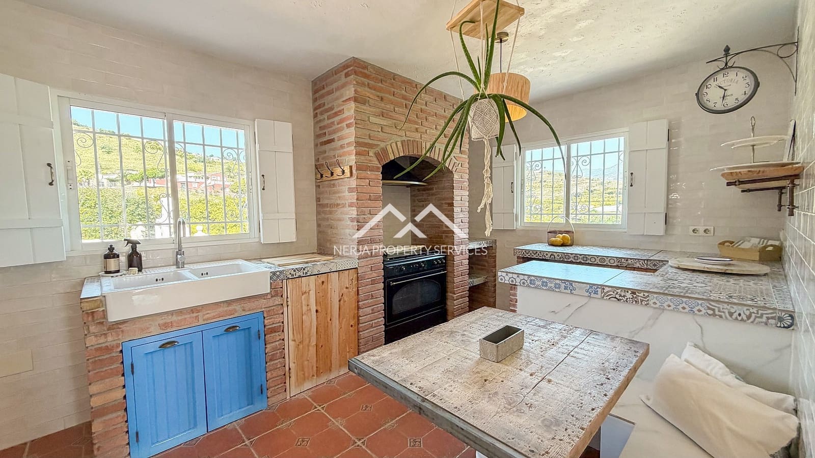 5 makuuhuone Huvila myytävänä paikassa Nerja mukana uima-altaan 
autotalli - 1 179 000 € (Ref: 9798132)