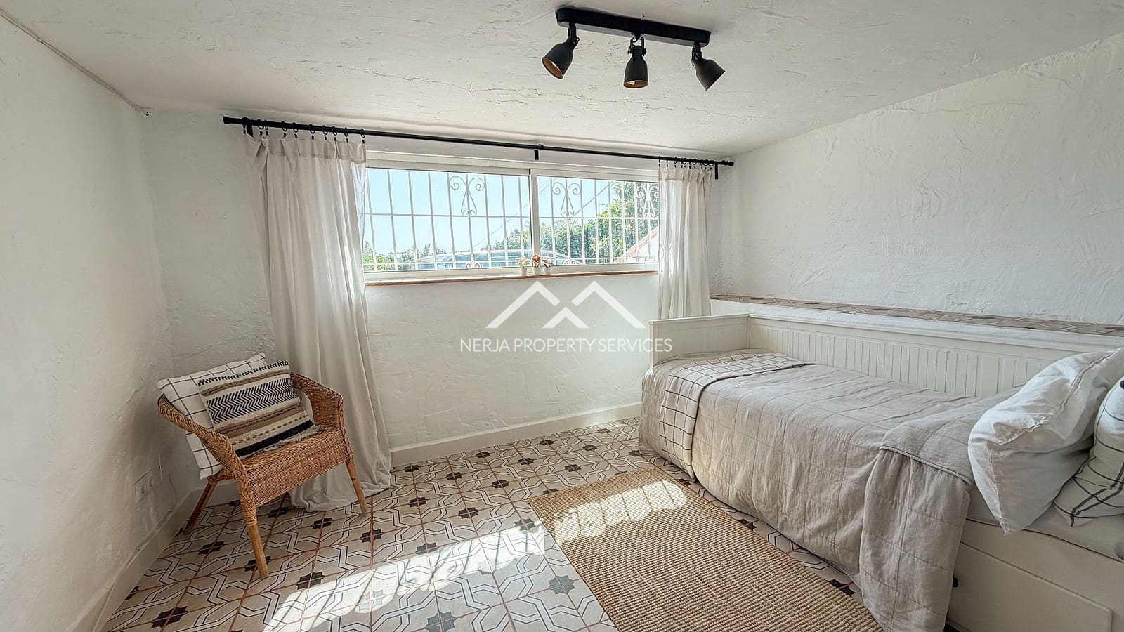 5 makuuhuone Huvila myytävänä paikassa Nerja mukana uima-altaan 
autotalli - 1 179 000 € (Ref: 9798132)