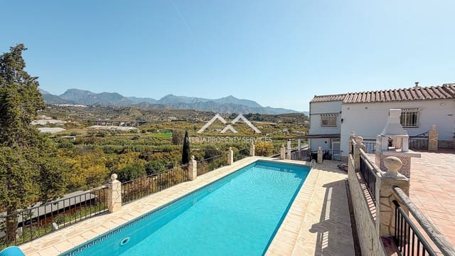 5 makuuhuone Huvila myytävänä paikassa Avda Pescia - Ctra de Frigiliana, Nerja mukana uima-altaan 
autotalli - 1 179 000 € (Ref: 9798132)