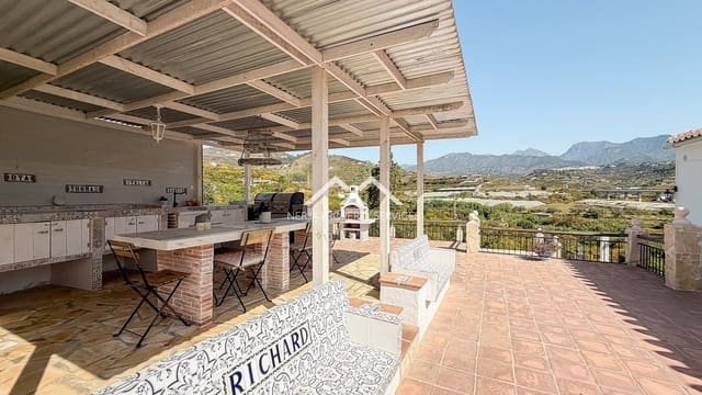 5 makuuhuone Huvila myytävänä paikassa Avda Pescia - Ctra de Frigiliana, Nerja mukana uima-altaan 
autotalli - 1 179 000 € (Ref: 9798132)