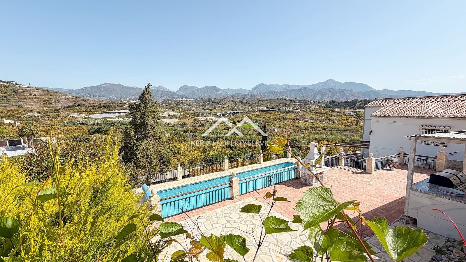 5 makuuhuone Huvila myytävänä paikassa Nerja mukana uima-altaan 
autotalli - 1 179 000 € (Ref: 9798132)