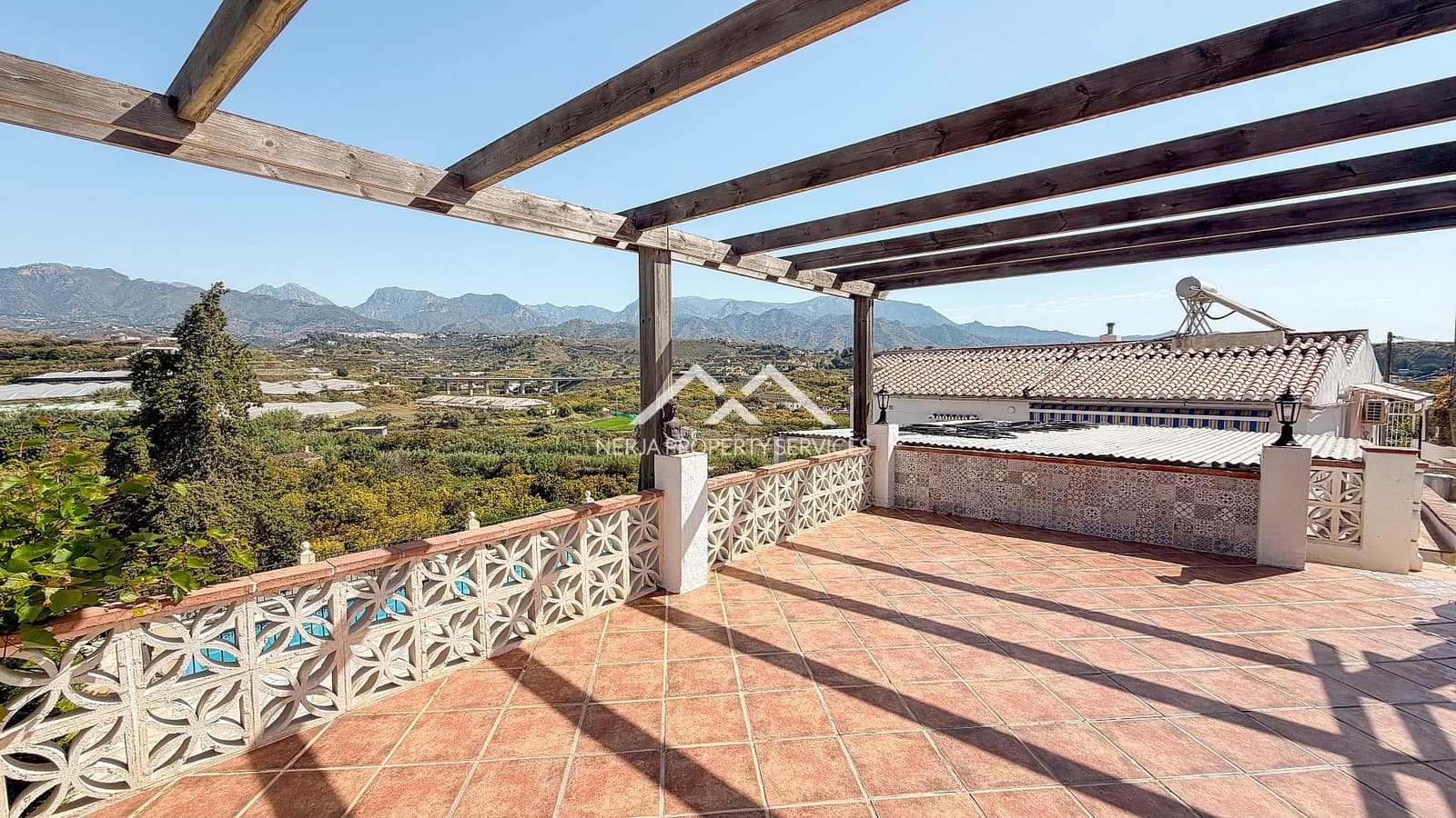 5 makuuhuone Huvila myytävänä paikassa Nerja mukana uima-altaan 
autotalli - 1 179 000 € (Ref: 9798132)