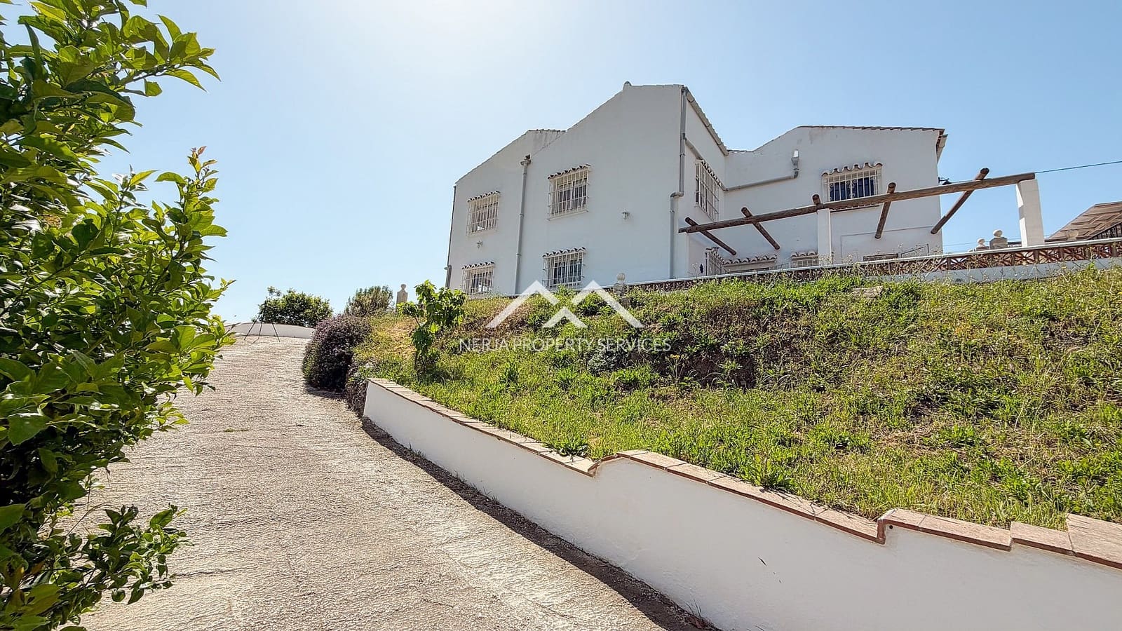 5 makuuhuone Huvila myytävänä paikassa Nerja mukana uima-altaan 
autotalli - 1 179 000 € (Ref: 9798132)