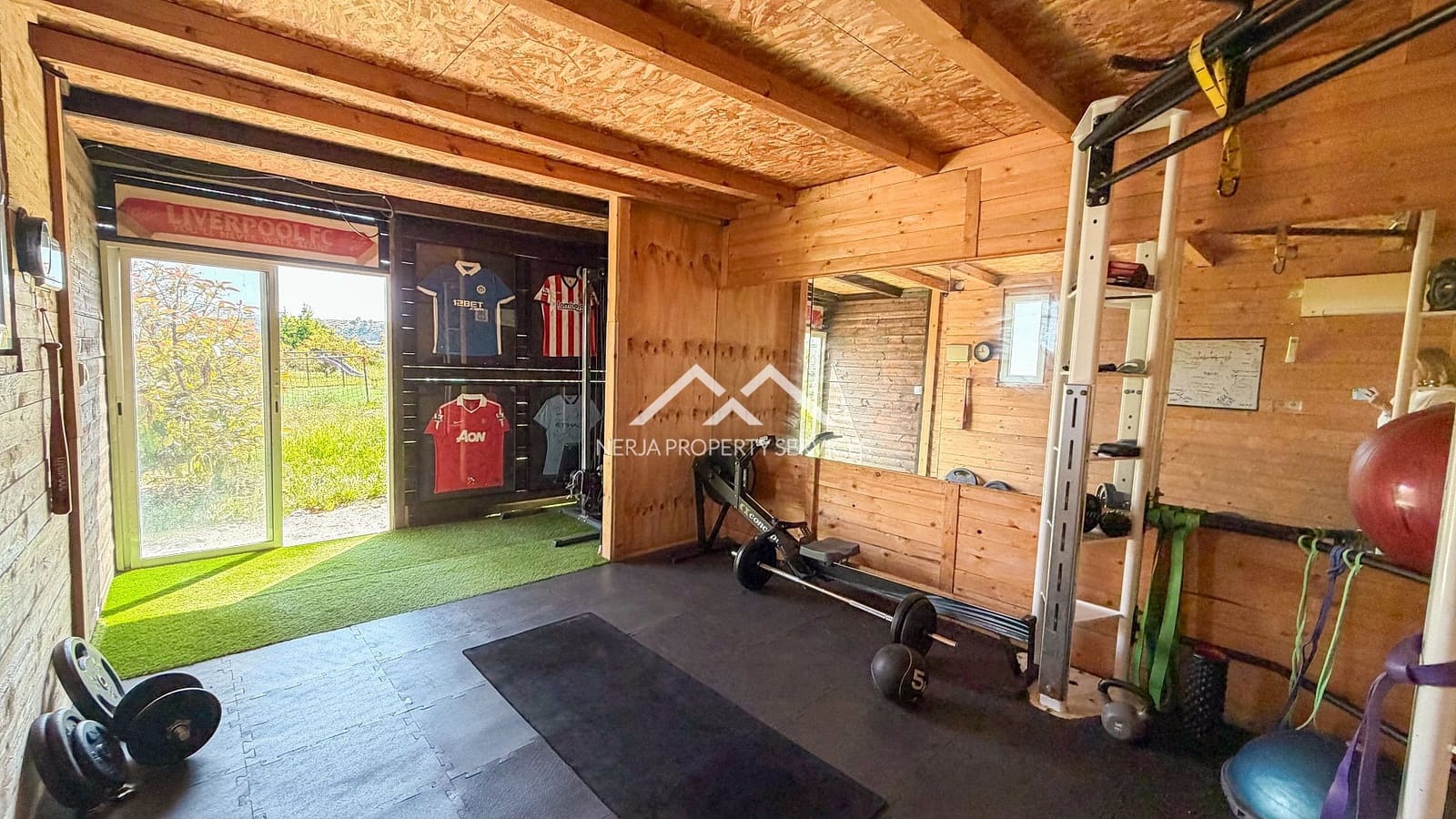 5 makuuhuone Huvila myytävänä paikassa Nerja mukana uima-altaan 
autotalli - 1 179 000 € (Ref: 9798132)