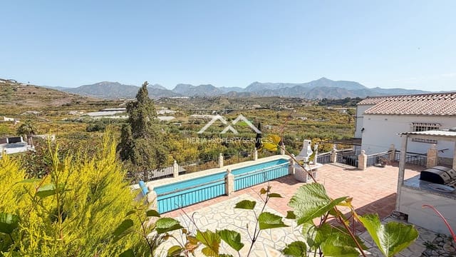 5 makuuhuone Huvila myytävänä paikassa Avda Pescia - Ctra de Frigiliana, Nerja mukana uima-altaan 
autotalli - 1 179 000 € (Ref: 9798132)