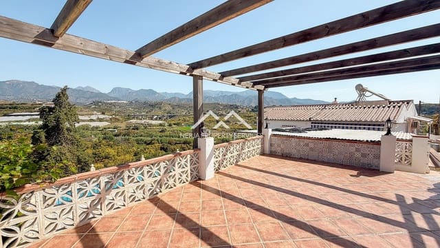 5 makuuhuone Huvila myytävänä paikassa Avda Pescia - Ctra de Frigiliana, Nerja mukana uima-altaan 
autotalli - 1 179 000 € (Ref: 9798132)