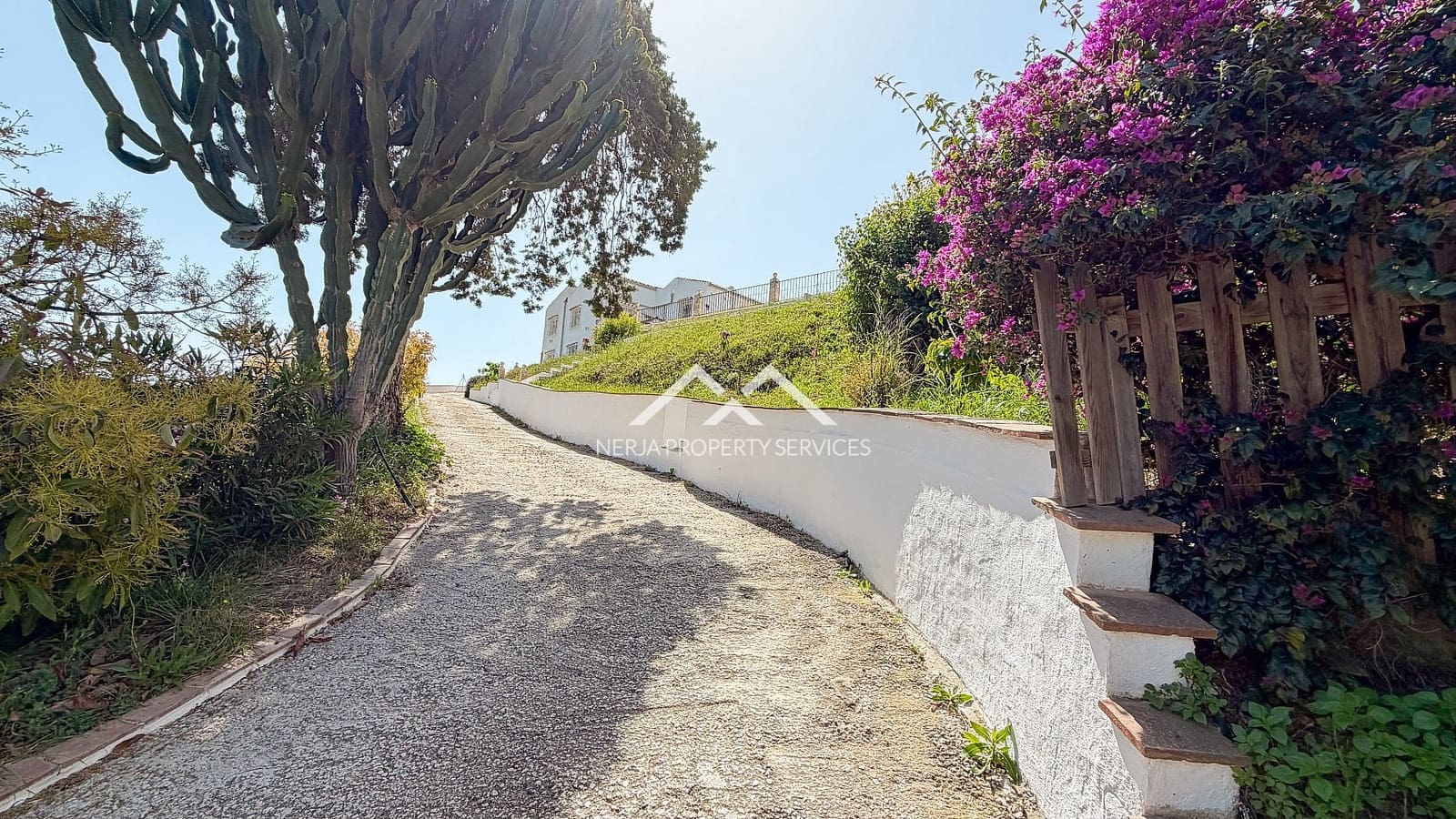 5 makuuhuone Huvila myytävänä paikassa Nerja mukana uima-altaan 
autotalli - 1 179 000 € (Ref: 9798132)