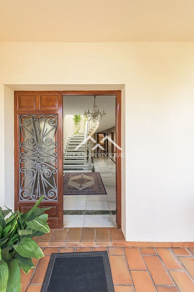 5 bedroom Villa for sale in Nerja with pool - € 2,780,000 (Ref: 9827642)