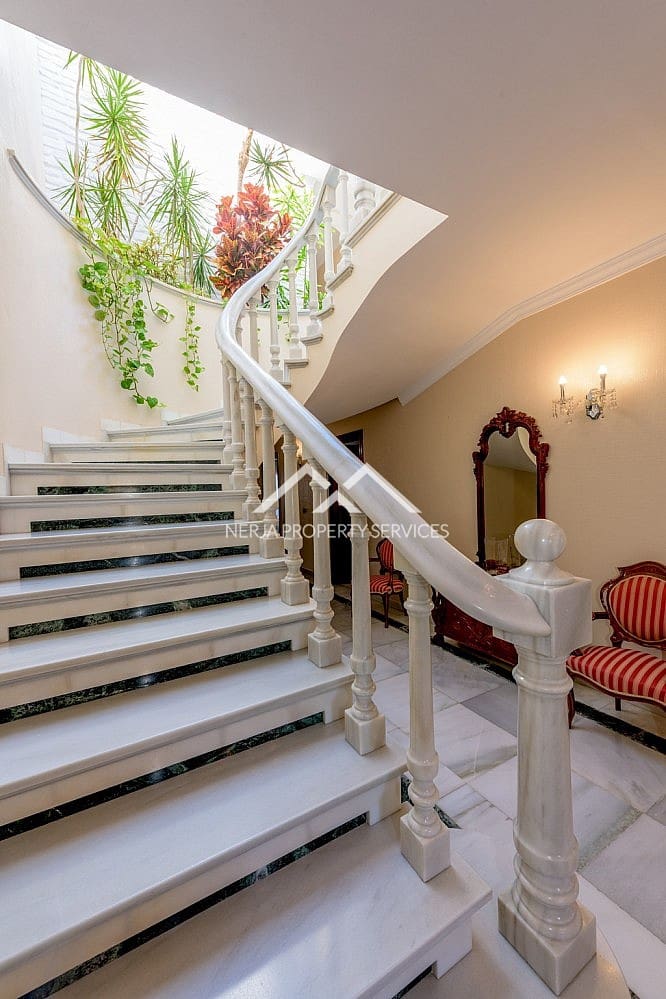 5 bedroom Villa for sale in Nerja with pool - € 2,780,000 (Ref: 9827642)