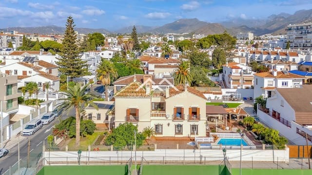 5 sypialnia Willa na sprzedaż w Centro, Nerja z basenem - 2 780 000 € (Ref: 9827642)
