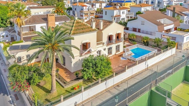 5 sypialnia Willa na sprzedaż w Centro, Nerja z basenem - 2 780 000 € (Ref: 9827642)