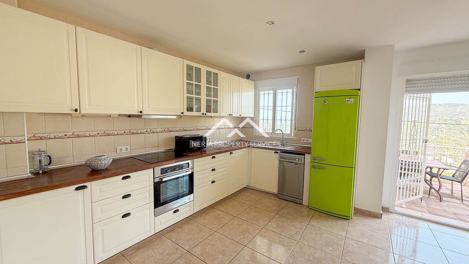 3 slaapkamer Villa te huur in Torrox met zwembad garage - € 1.500 (Ref: 9838244)