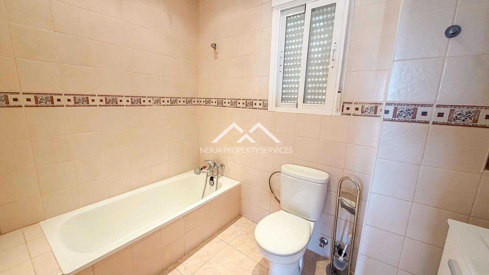 3 slaapkamer Villa te huur in Torrox met zwembad garage - € 1.500 (Ref: 9838244)