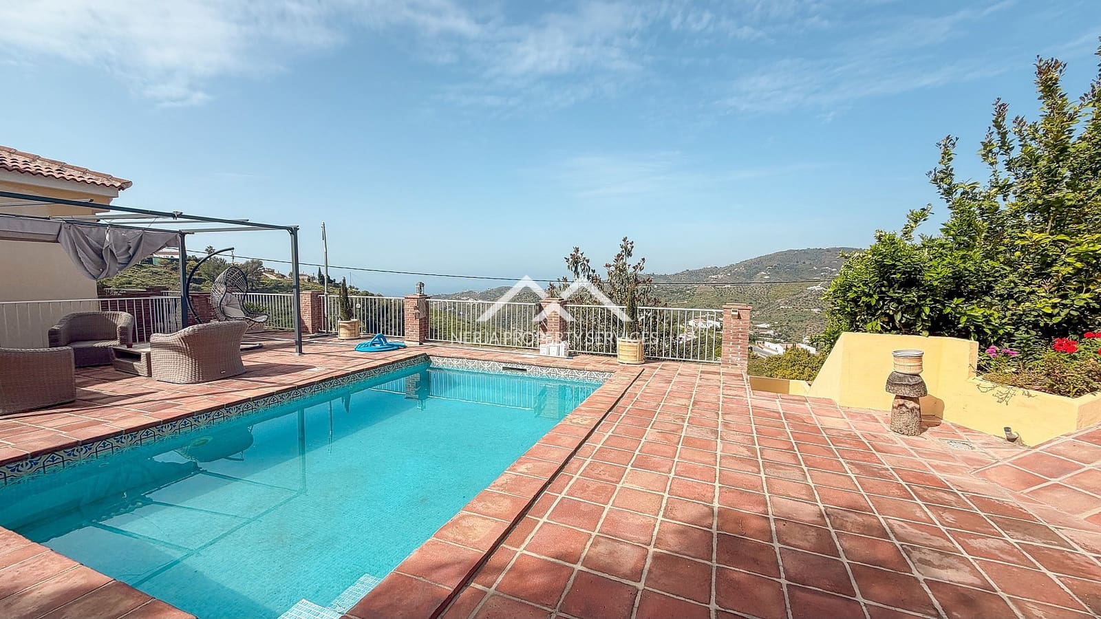 3 slaapkamer Villa te huur in Torrox met zwembad garage - € 1.500 (Ref: 9838244)