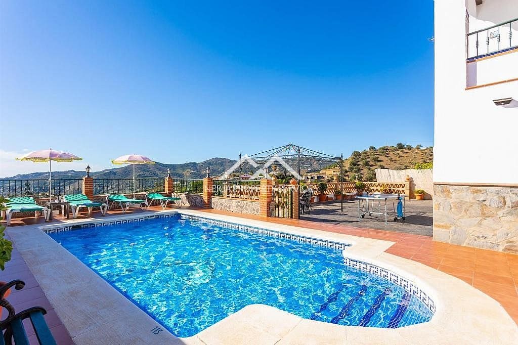 Chalet de 2 habitaciones en Frigiliana en venta con piscina garaje - 735.000 € (Ref: 9923042)