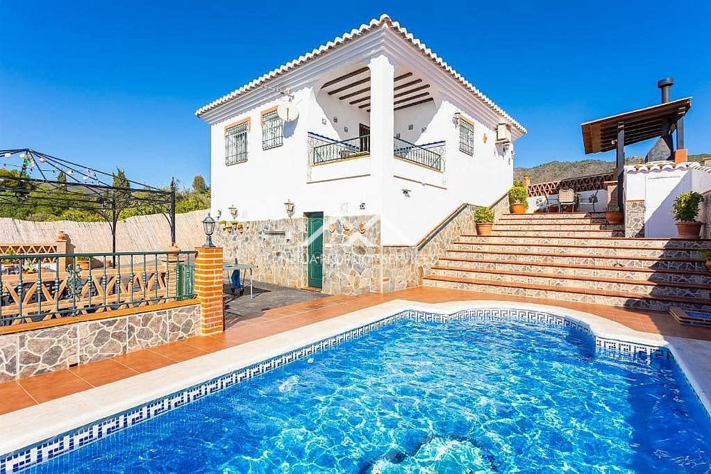 Chalet de 2 habitaciones en Frigiliana en venta con piscina garaje - 735.000 € (Ref: 9923042)