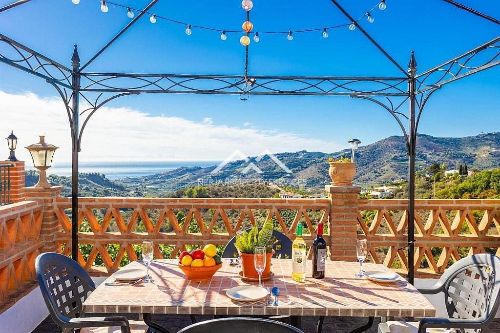 Chalet de 2 habitaciones en Frigiliana en venta con piscina garaje - 735.000 € (Ref: 9923042)