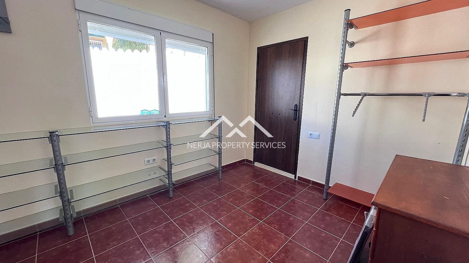 3 makuuhuone Omakotitalo vuokrattavana paikassa Nerja mukana uima-altaan - 900 € (Ref: 9983884)