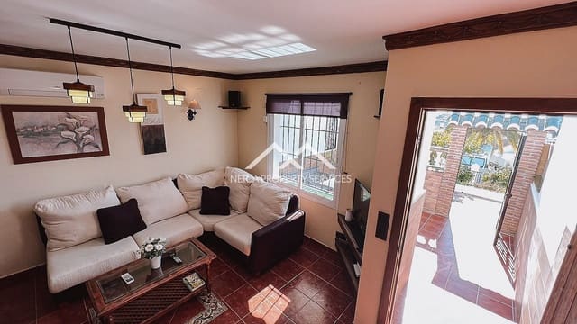 3 makuuhuone Omakotitalo vuokrattavana paikassa Centro, Nerja mukana uima-altaan - 900 € (Ref: 9983884)