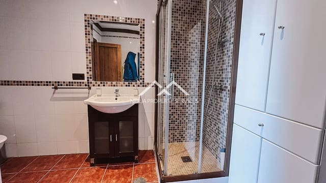 3 makuuhuone Omakotitalo vuokrattavana paikassa Centro, Nerja mukana uima-altaan - 900 € (Ref: 9983884)
