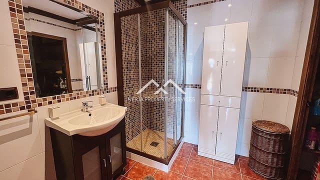 3 makuuhuone Omakotitalo vuokrattavana paikassa Centro, Nerja mukana uima-altaan - 900 € (Ref: 9983884)