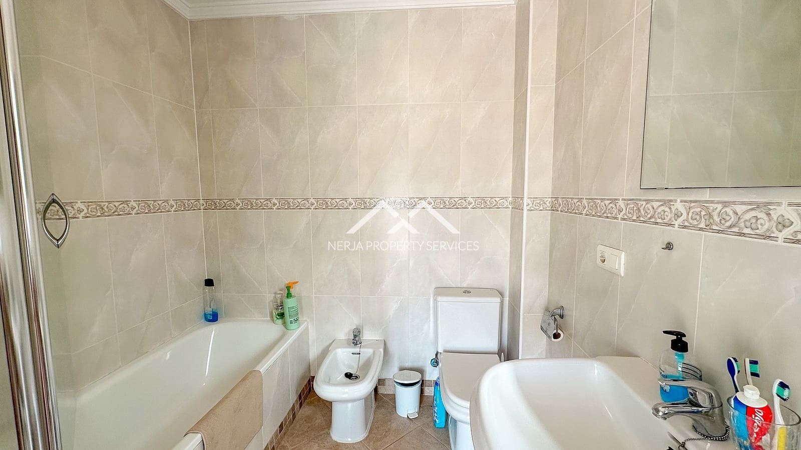 3 sovrum Villa till salu i Nerja med pool - 690 000 € (Ref: 9996033)