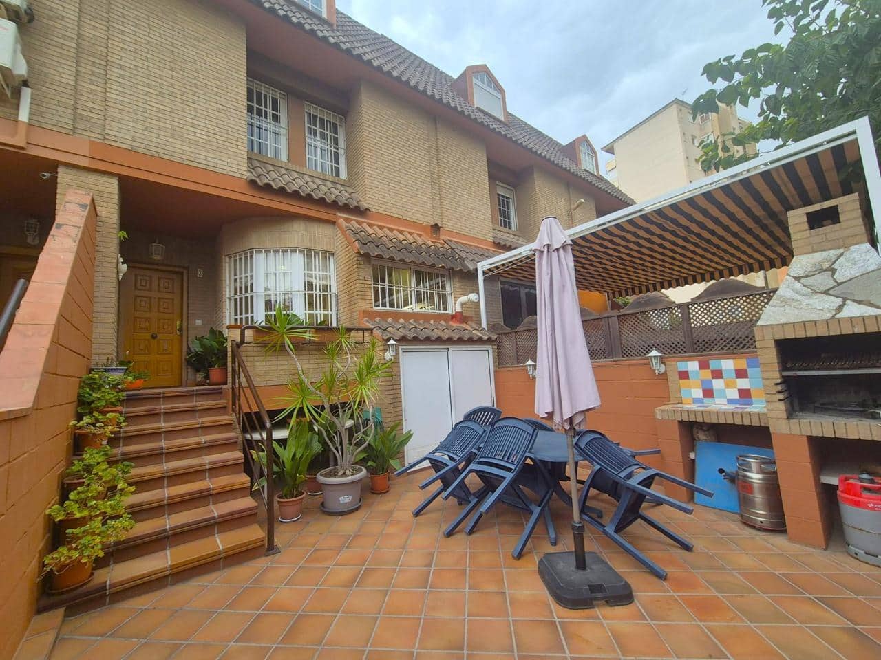 5 soverom Villa til salgs i Alicante by med svømmebasseng garasje - € 730 000 (Ref: 10008166)