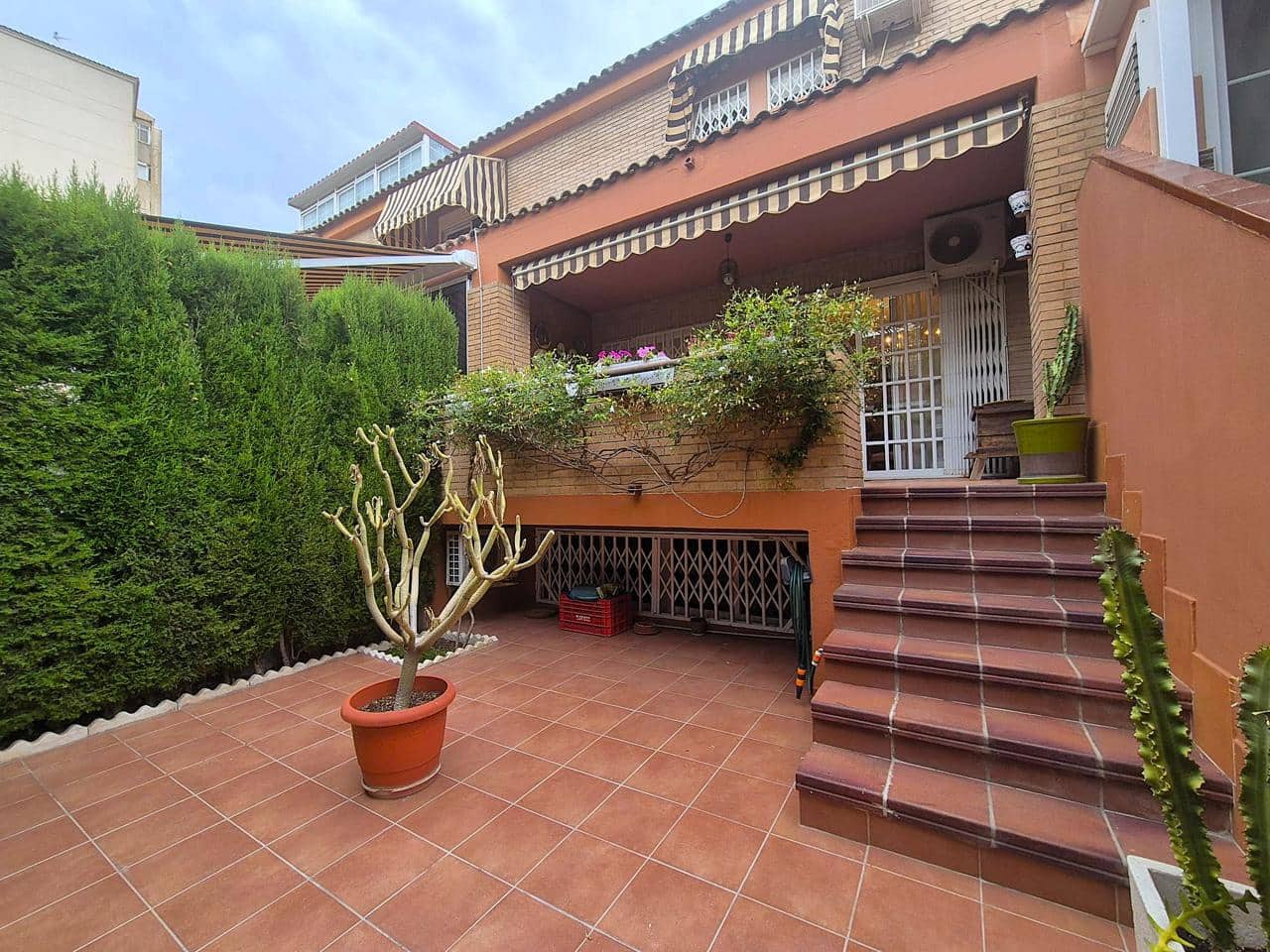 5 soverom Villa til salgs i Alicante by med svømmebasseng garasje - € 730 000 (Ref: 10008166)