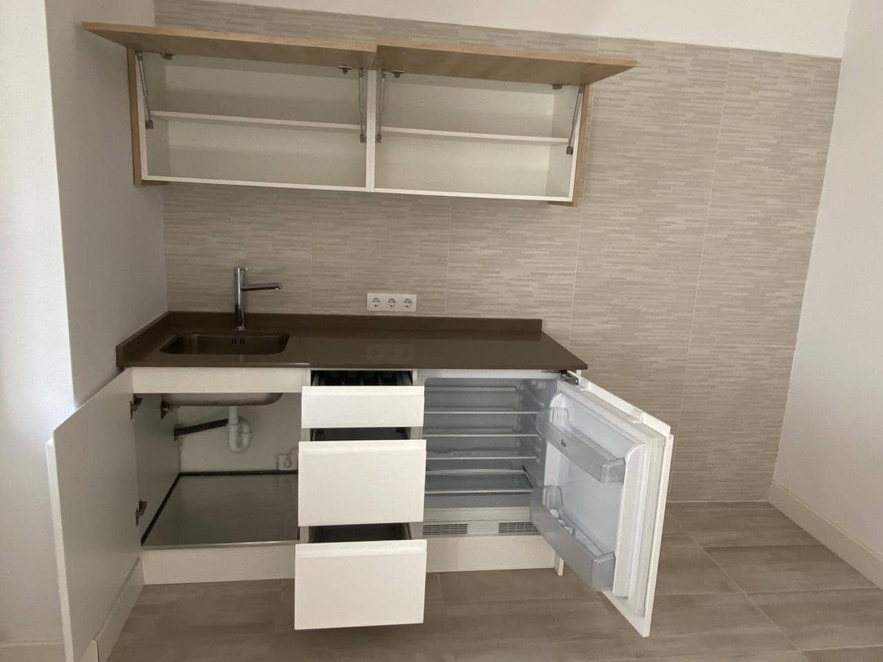 5 bedroom Office for rent in Alicante / Alacant city - € 1,200 (Ref: 10050515)
